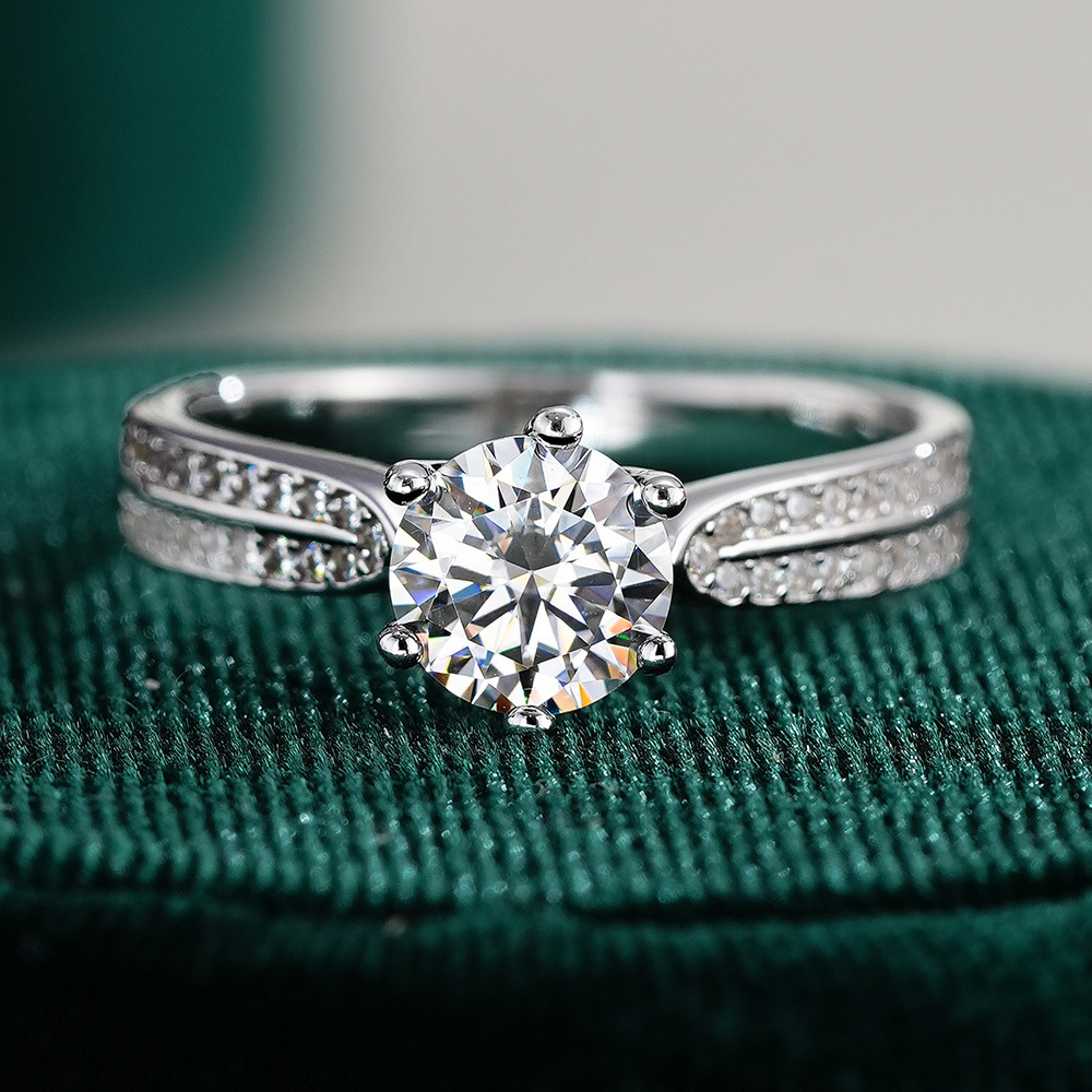 Moissanite Engagement Ring 1 Carat - แหวนหมั้นโมอิสซาไนต์ทรงคลาสสิกแบบหกกรงเล็บ 0.5/1/2/3 กะรัต แหวนแต่งงานเงินแท้ 925 สำหรับผู้หญิงและผู้ชาย